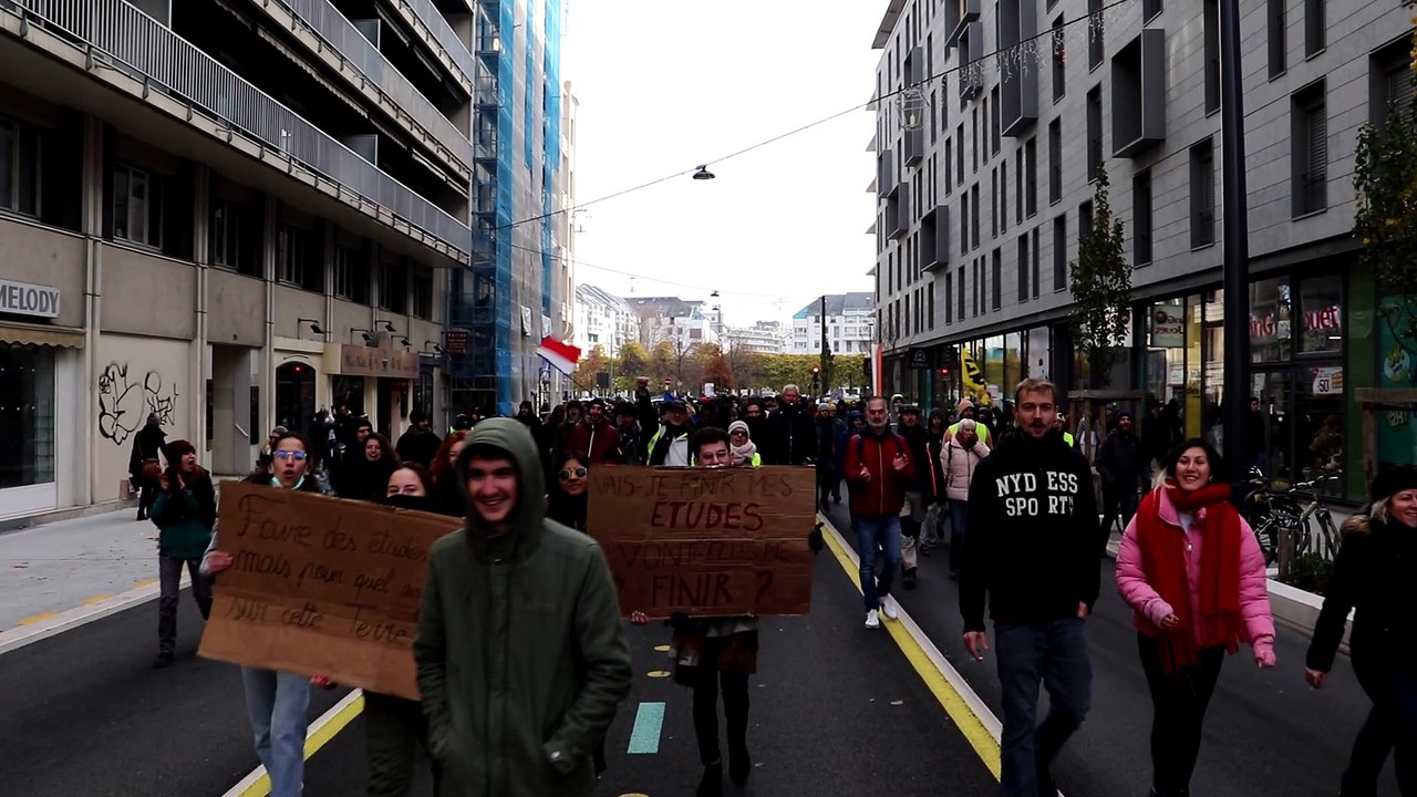 Grève du 5 décembre : Un cortège d'environ 300 personnes se dirige vers le centre-ville ce jeudi en début d'après-midi.