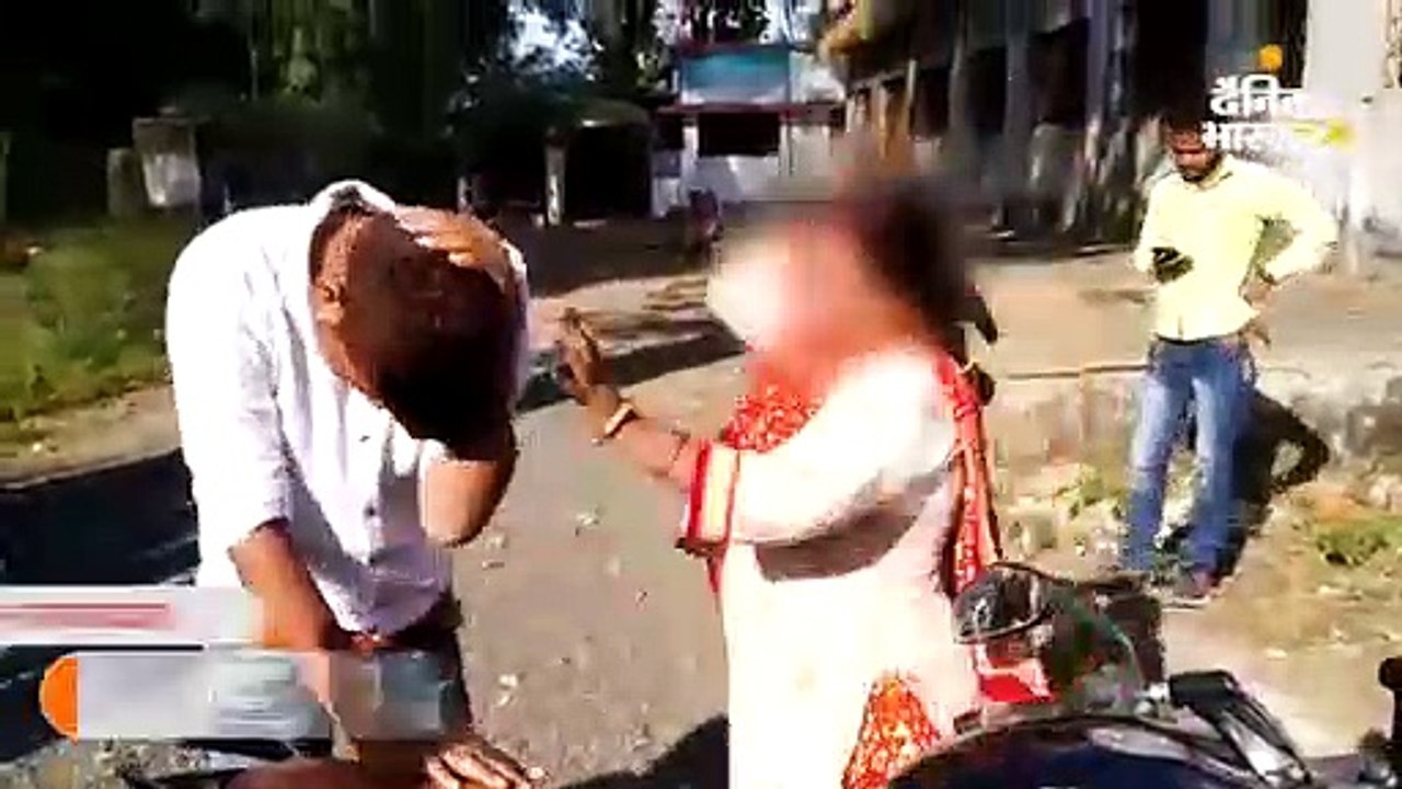 महिला ने युवक की चप्पलों से जमकर की पिटाई