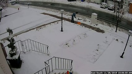 Il déblaye minutieusement son allée lorsqu'un chasse-neige vient ruiner son travail