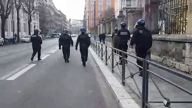 Grève du 5 décembre : 14h25 : Les policiers de la CDI se déploient rue Lesdiguières