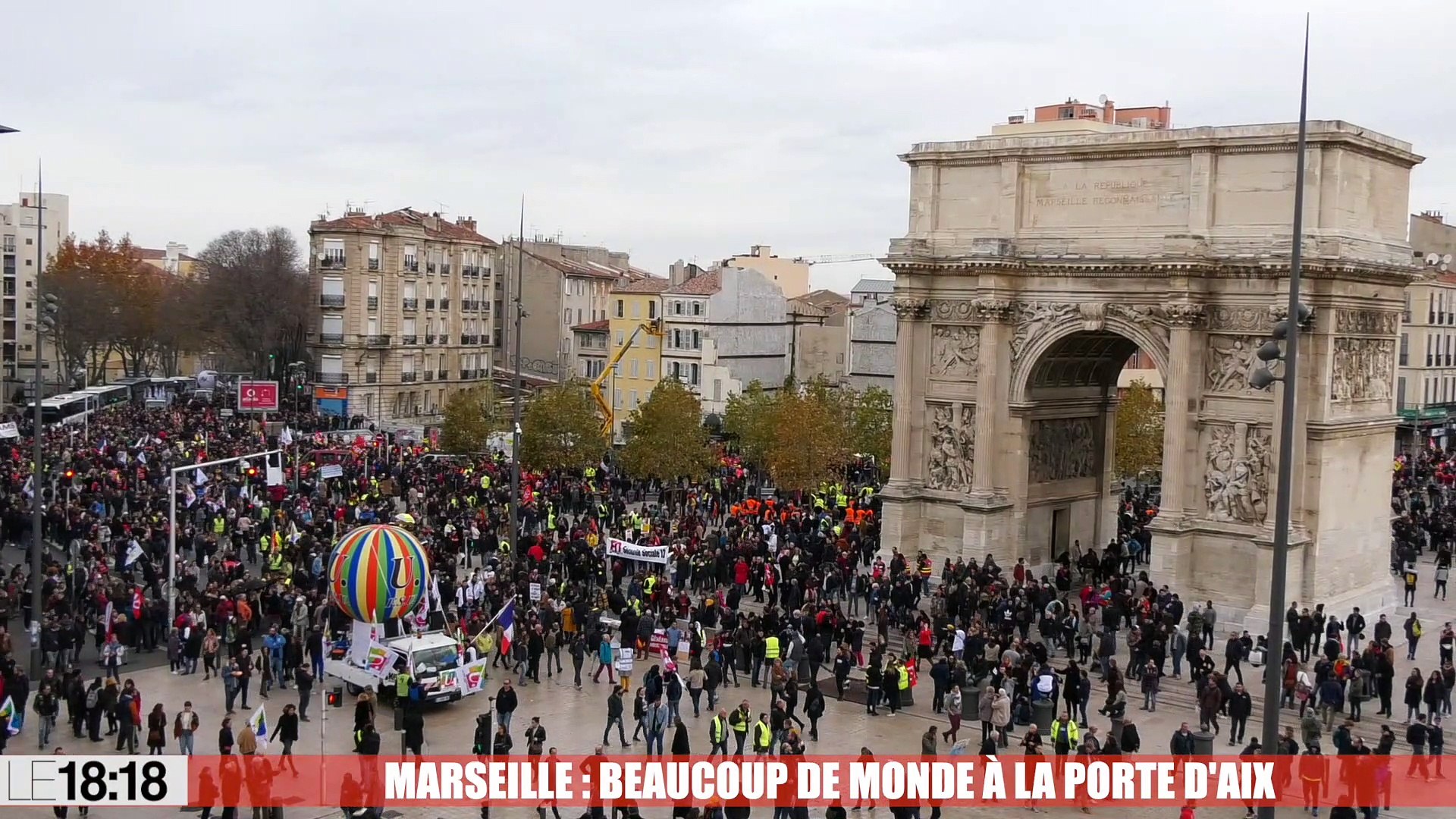 Marseille : beaucoup de monde à la Porte d'Aix - Vidéo Dailymotion