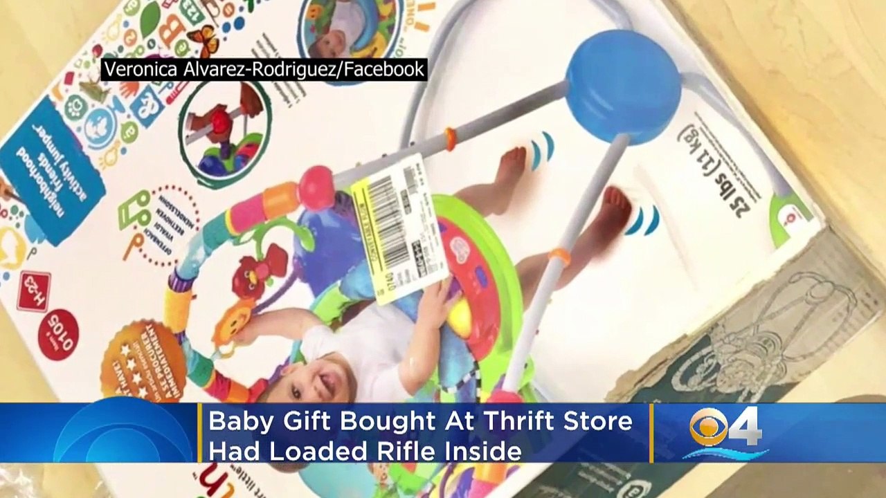 Lors d’une fête pour la future venue de leur bébé, les parents ont été surpris en trouvant une arme semi-automatique dans un des cadeaux.