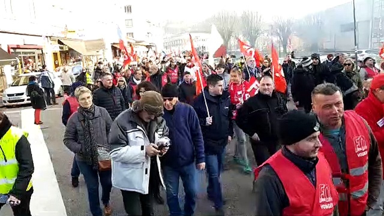 Grève du 5 décembre : le cortège quitte la place Thiers et arrive quai des Bons Enfants
