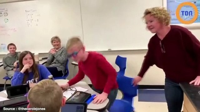 Ce daltonien de 12 ans voit les couleurs pour la première fois, sa réaction est des plus touchantes