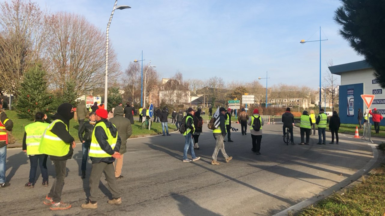Grève du 5 décembre à Lorient. Évacuation en cours du rond-point de la base de sous-marins