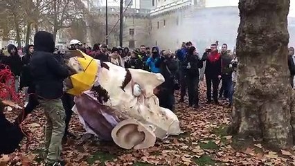 Fransa'daki genel grevde eylemciler, Cumhurbaşkanı Macron'un yüzünü taşıyan sembolik maketi astı