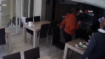 Hırsız, genç kadının masada bıraktığı çantadan paraları böyle çaldı