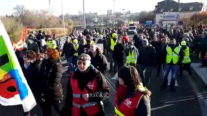 Grève du 5 décembre : les manifestants défilent à Montbéliard