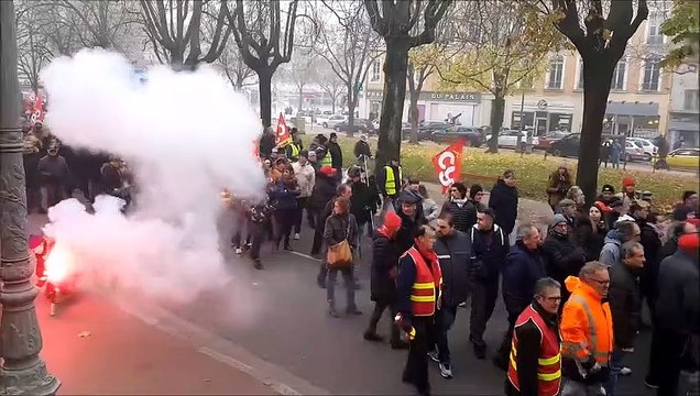 Fumigènes et pétards dans les rues de Chalon la permamence du député redécorée