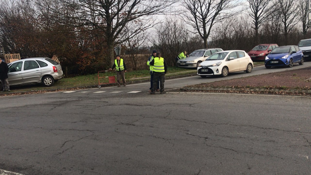 Les Gilets jaunes filtrent le rond-point de La Selle-la-Forge