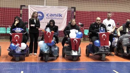 Sanatçı Kıraç engelli çocuklarla "Vatan Marşı"nı söyledi