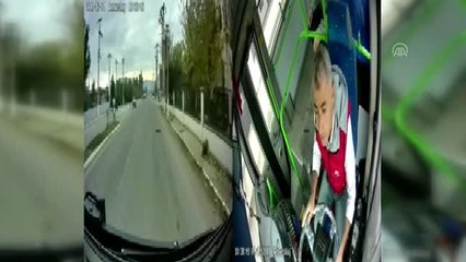 Otobüs şoförü, yanan otomobile müdahale etti