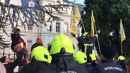 Le clapping des pompiers à Annecy