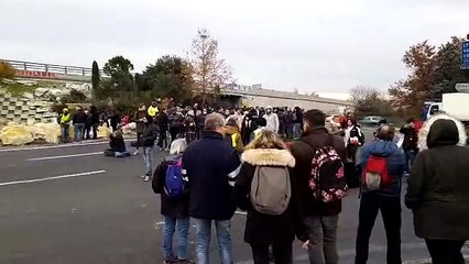 Des Gilets jaunes bloquent le péage d'Avignon nord