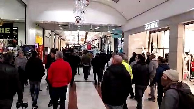 Des Gilets jaunes manifestent dans la galerie d'Auchan Le Pontet