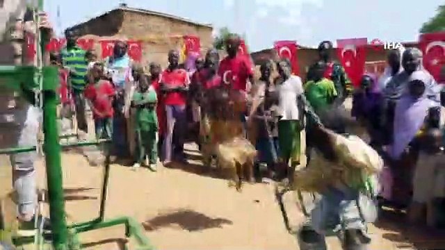 Afrikalı kimsesiz çocukların ilk dönme dolap sevinci kamerada