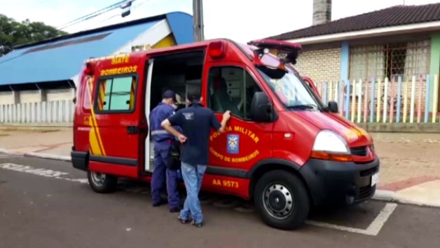 Menino é socorrido após sofrer corte no braço em escola no Santa Felicidade