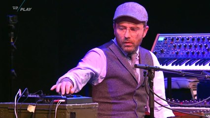 Vi sidder bare her | Jørgen Leth & Co. | Anmelderrost spoken word-forestilling | TV2 Danmark