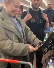Mujer dijo que ganó la lotería, pagó la cuenta de varias personas en Walmart y resultó ser Sia