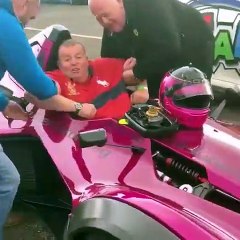 Coincé dans une Formule 1, il n'arrive pas à sortir à cause de son gros ventre !