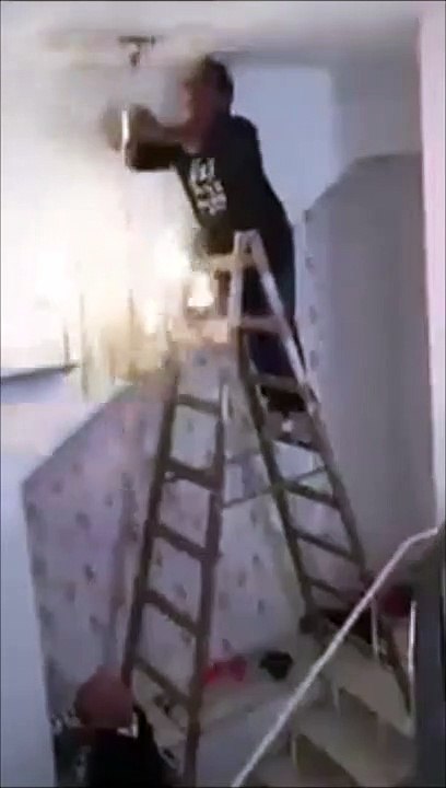 Il se rate en essayant de fixer le lustre au plafond...