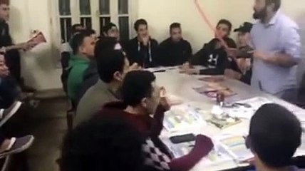 مدرس يشرح الفلسفه لطلاب الثانوية علي طريقه التيكا تيكا تيكا