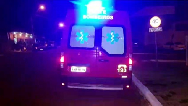 Mulher fica ferida após cair de moto no Bairro Guarujá