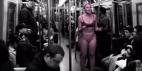 Nueva York: con esta gracia se desnuda la modelo 'curvy' en el Metro