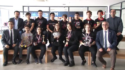 14 Yaşındaki Kız Öğrenciler 'Yangın Söndürme Robotu'yla Dünya İkincisi Oldu