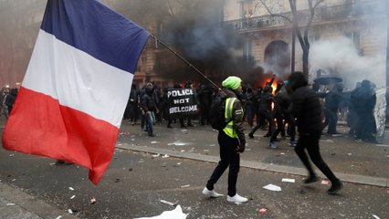 Tear gas and arrests at 'largest French strike in decades'