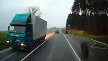 Este camión en marcha pierde dos ruedas y provoca un chispeante accidente en plena carretera