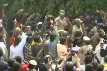 Hyderabad Case : People celebrate and cheer for Telangana Police at encounter site