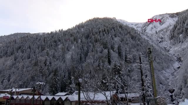 Rize ayder yaylası'nda şambrelli kayak keyfi
