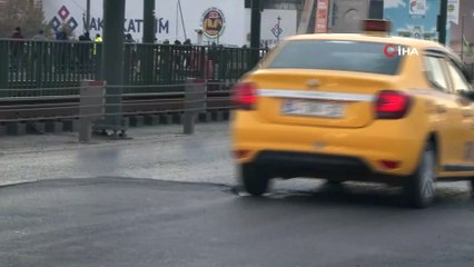 Galata Köprüsü’ndeki çukurlar sürücülere zor anlar yaşatıyor