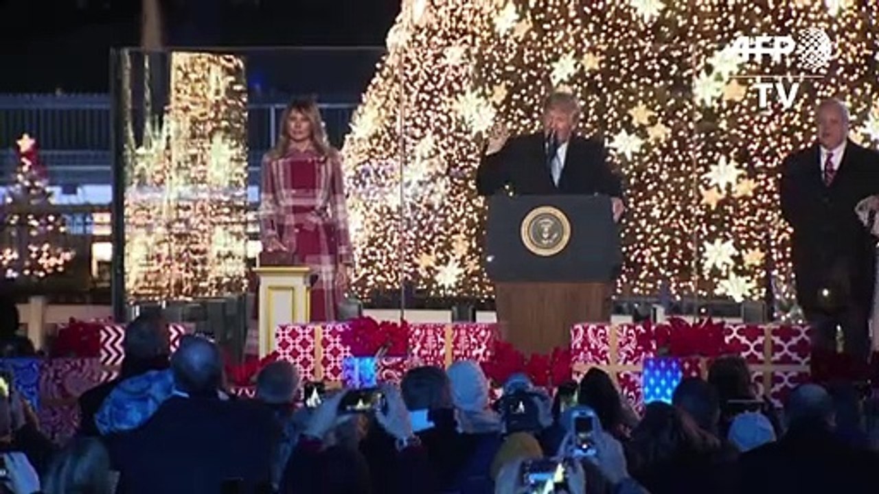 Melania Trump bringt Weihnachtsbaum in Washington zum Leuchten