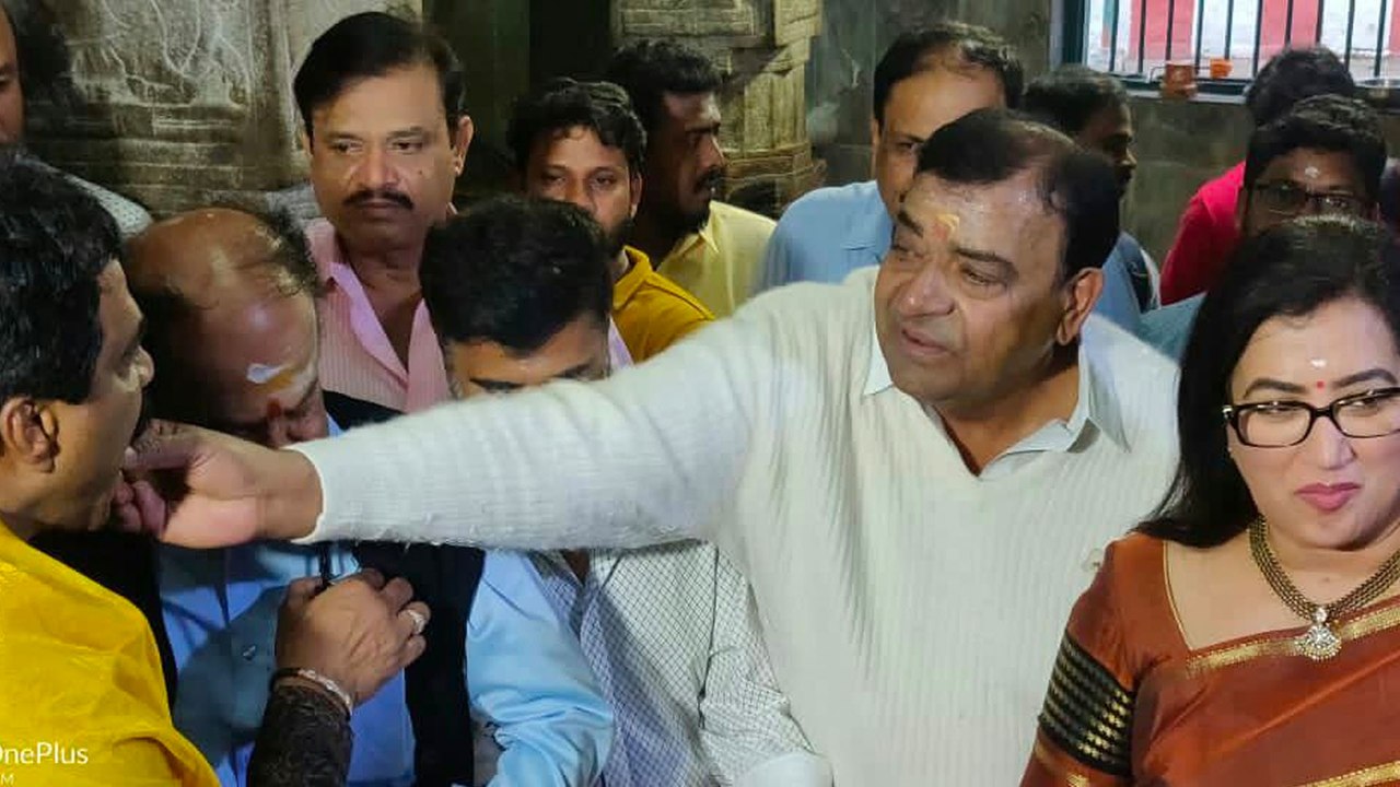 ಇದು ದರ್ಶನ್ ಕರಿಯರ್ ನಲ್ಲೆ ವಿಶೇಷವಾದ  ಮುಹೂರ್ತ | FILMIBEAT KANNADA | DARSHAN | SUMALATHA | MADAKARI