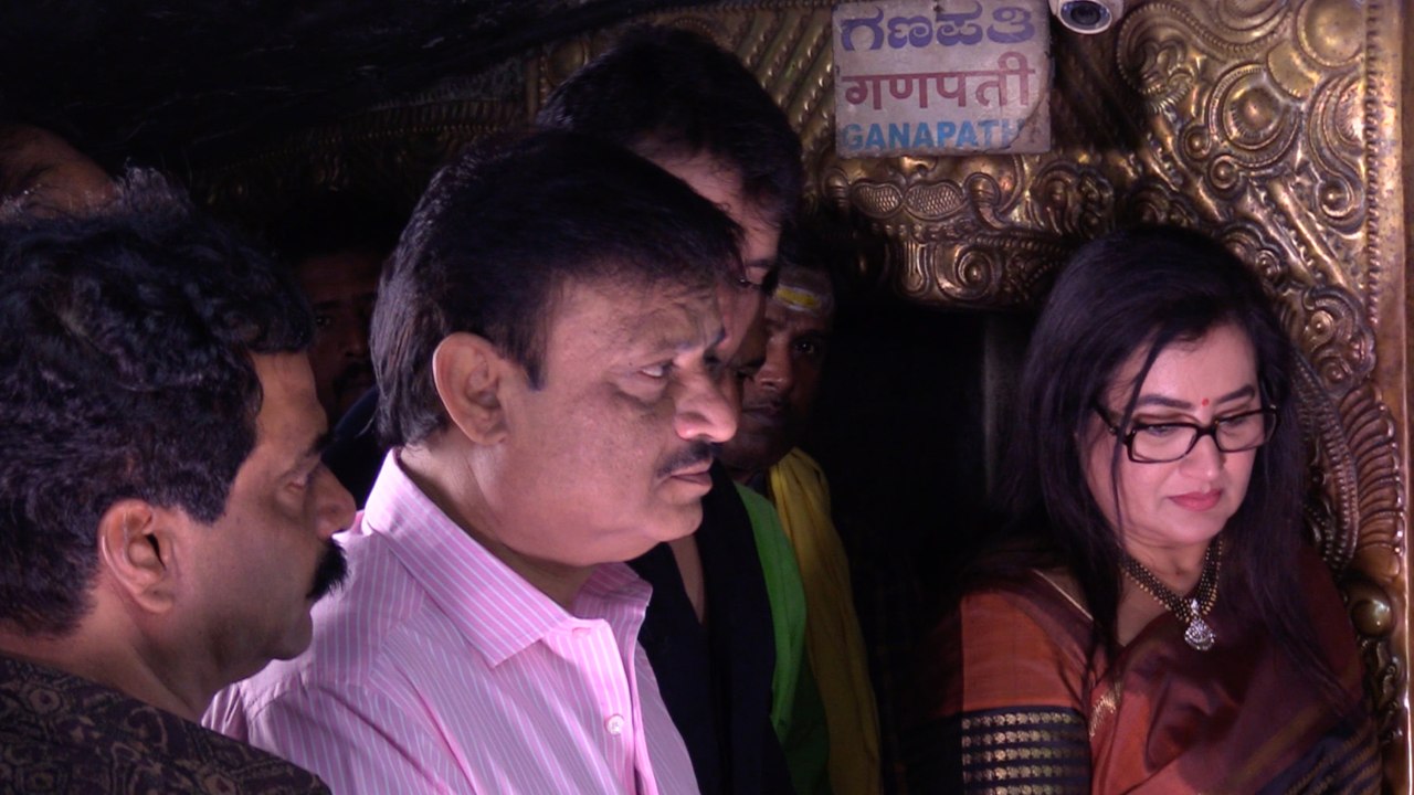 ದೇವಾಲಯದಲ್ಲಿ ಒಟ್ಟಿಗೆ ಕಾಣಿಸಿಕೊಂಡ ದರ್ಶನ್,ಸುಮಲತಾ ಮುನಿರತ್ನ | FILMIBEAT KANNADA | MUNIRATHNA | SUMALATHA