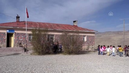 Fransa'daki Türkler Van'daki ihtiyaç sahibi 200 çocuğu giydirdi