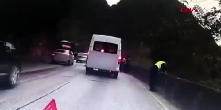 Polis, üzerine savrulan araçtan kendisini böyle kurtardı