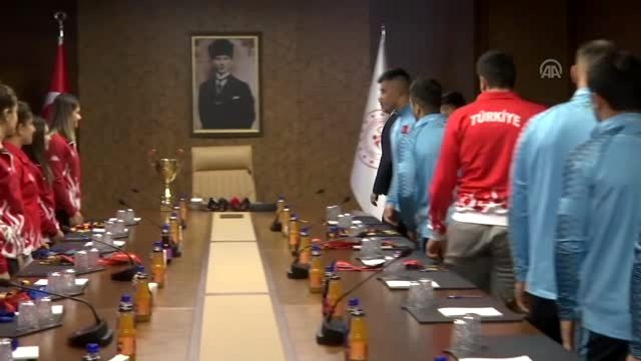 Bakan Kasapoğlu: "Sizleri hem sporcu olarak görüyoruz hem de sanatçı olarak görüyoruz"