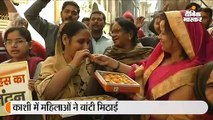 काशी में जश्न, मिठाइयां बांटकर महिलाएं बोलीं- निर्भया और उन्नाव कांड में भी इंसाफ हो