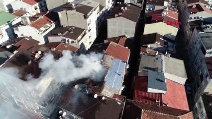 esenler'de çıkan yangında çatı katı kül oldu