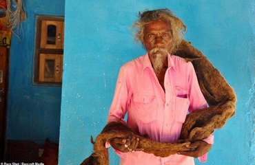 Cet indien ne s’est pas lavé les cheveux depuis 40 ans