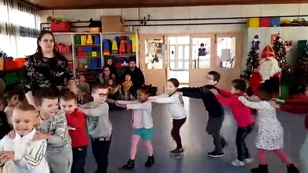 Une petite danse et une chanson pour saint Nicolas à l'école Alsace à Lunéville