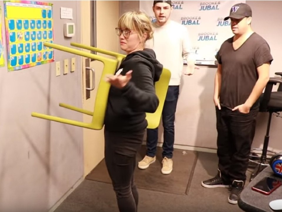 Neuer Tiktok-Trend: So witzig ist die 'Chair Challenge'