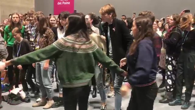 Greta Thunberg junto a sus compañeros cantando en la sentada en la COP25