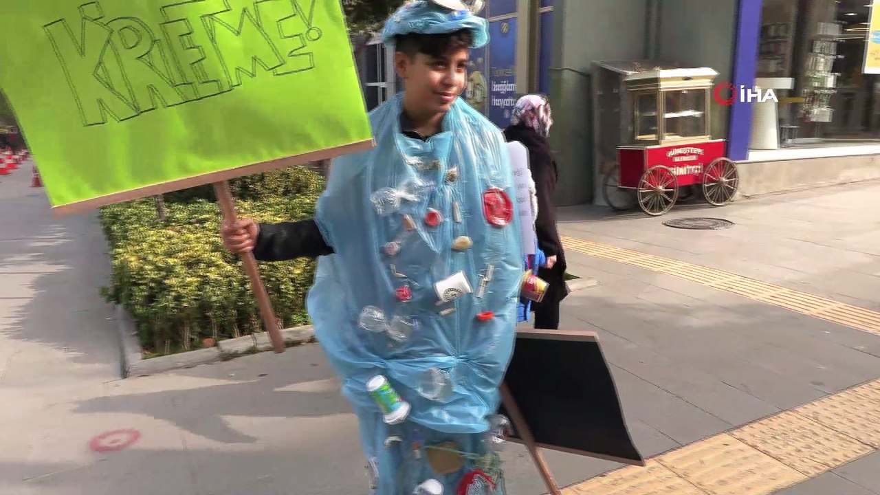 ‘Çöp öğrenci’ Eğirdir Gölü'ndeki kirliliği kendi üzerinde sergiledi