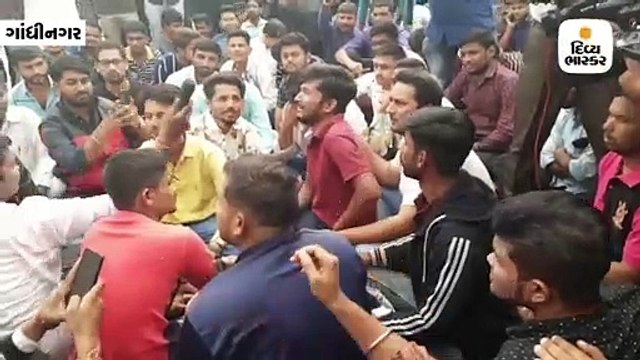 આંદોલનકારી યુવાને ધ્રસુકે ધ્રુસકે રડી કહ્યું-પપ્પા નથી, ખૂબ મહેનત કરી પરીક્ષા આપી છે