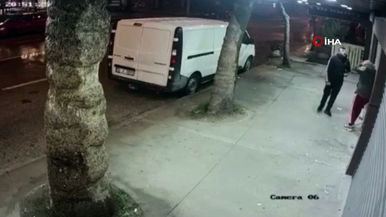 Bir kadına şiddet görüntüsü de Bursa'dan...Kıskançlık krizine girdi, 17 yaşındaki kız arkadaşını tekme tokat böyle dövdü