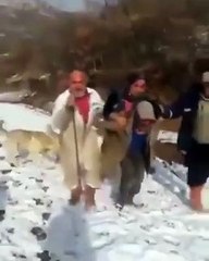 Bingöl Adaklı'da hasta karısını sırtına alarak hastaneye yetiştirmeye çalışan yaşlı adam AKP'li belediyeye isyan etti